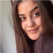 Me considero una persona que le encanta aprender. Pero hasta hace nada me he dado cuenta que también me encanta enseñar. Es más, me estoy formando de ello. Mis clases serian teóricas, basándome en lo que el alumno necesite aprender. Algunas también las ha